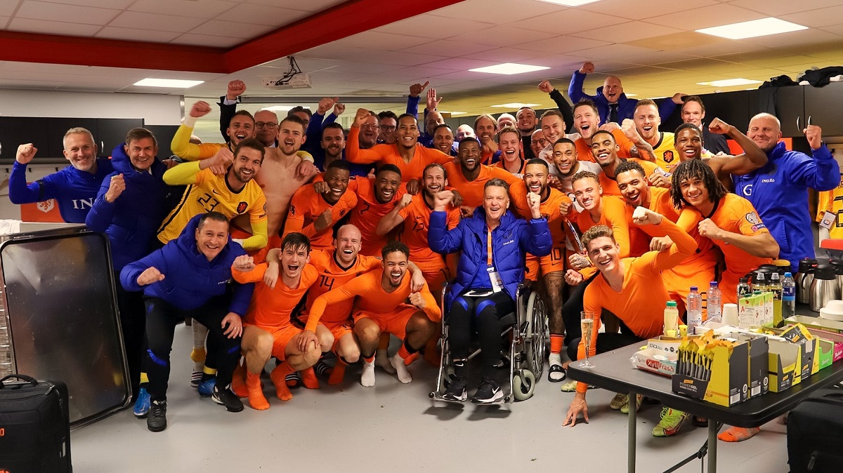 Belanda 2 vs 0 Norwegia: Van Gaal Tegang di Kursi Roda, Akhirnya Pesta