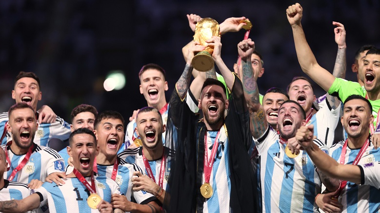 Lionel Messi Angkat Trofi Piala Dunia 2022