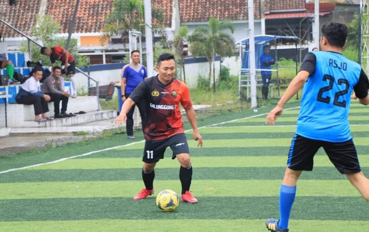 Kapolres Tasikmalaya Kota AKBP Aszhari Kurniawan menggiring bola saat laga persahabatan dengan rim Pokja Wartawan, Jumat (9/12/2022)