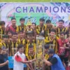 Bupati Ciamis Herdiat Sunarya menyerahkan piala kepada tim A SMAN 1 Ciamis yang menjuarai Tut Wuri Handayani Cup, Rabu (15/2/2023).